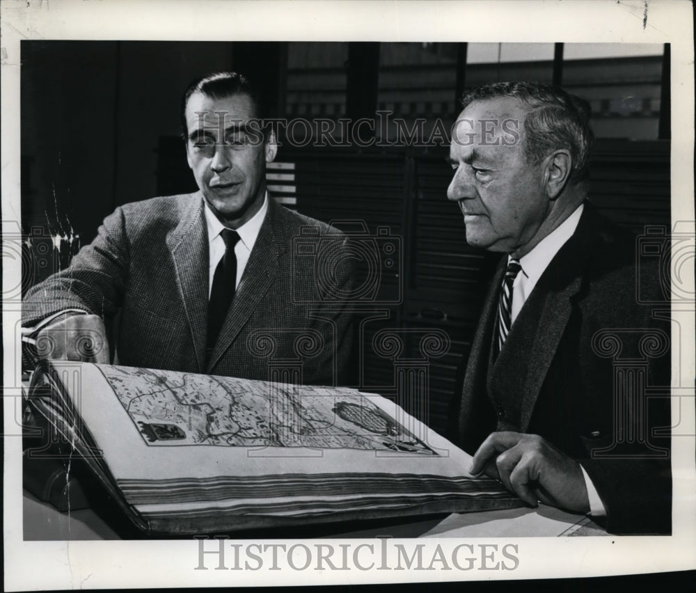 1964 Press Photo Dr. John Raaf &amp; E.C. Sammons over volume of 1662 Blaeu Atlas- Historic Images