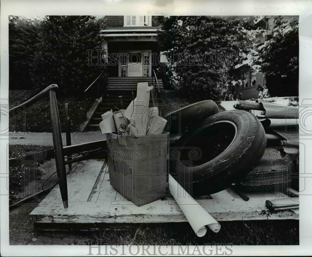 1975 Press Photo NE 19th Avenue-trash - orb90670- Historic Images