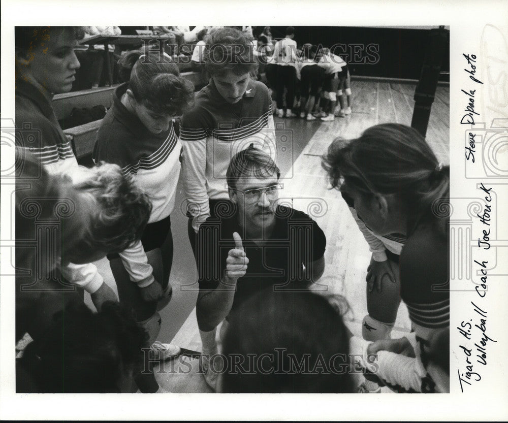 1987 Press Photo Coach Joe Houck huddles with his Tigard volleyball team.- Historic Images