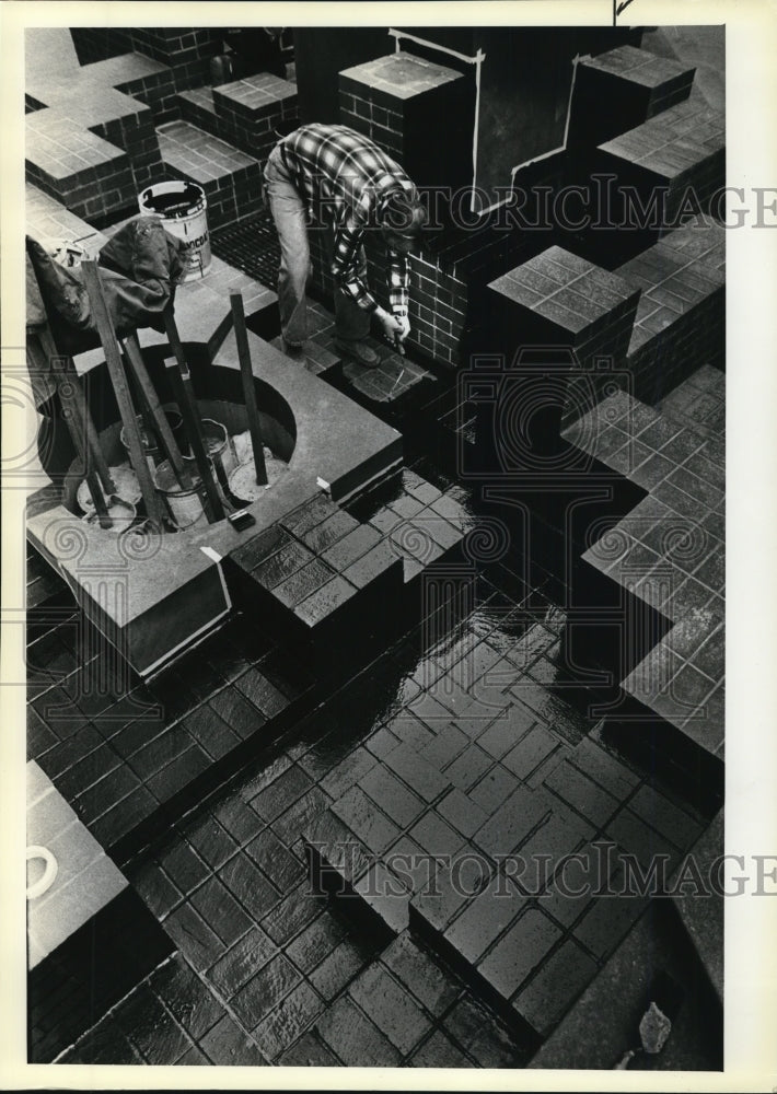 1980 Press Photo Workman applies waterproof coating to Commonwealth Fountain- Historic Images
