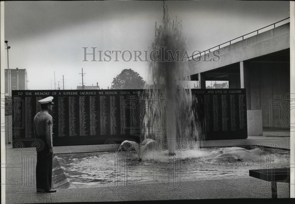 1963 Press Photo The famous Memorial Fountain at the Memorial Coliseum- Historic Images