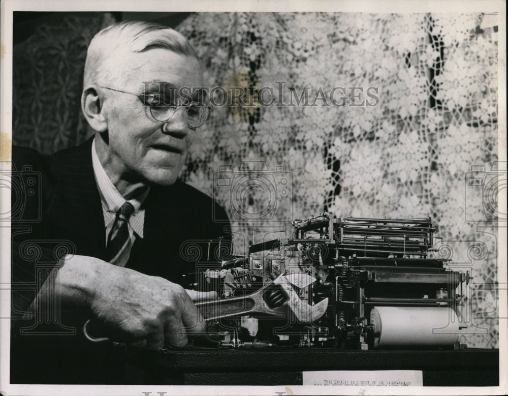 1950 Press Photo Henry Showers uses a wrench on his miniature printing press- Historic Images