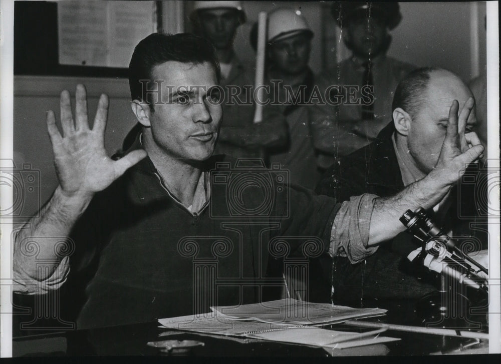 1968 Press Photo Convict Lendell Karl Buttram presenting complaints to officials- Historic Images