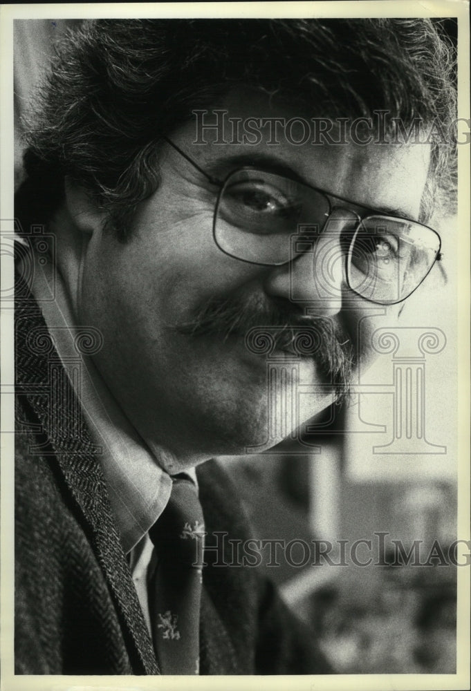 1981 Press Photo David Hartwell holds doctorate in medieval literature- Historic Images