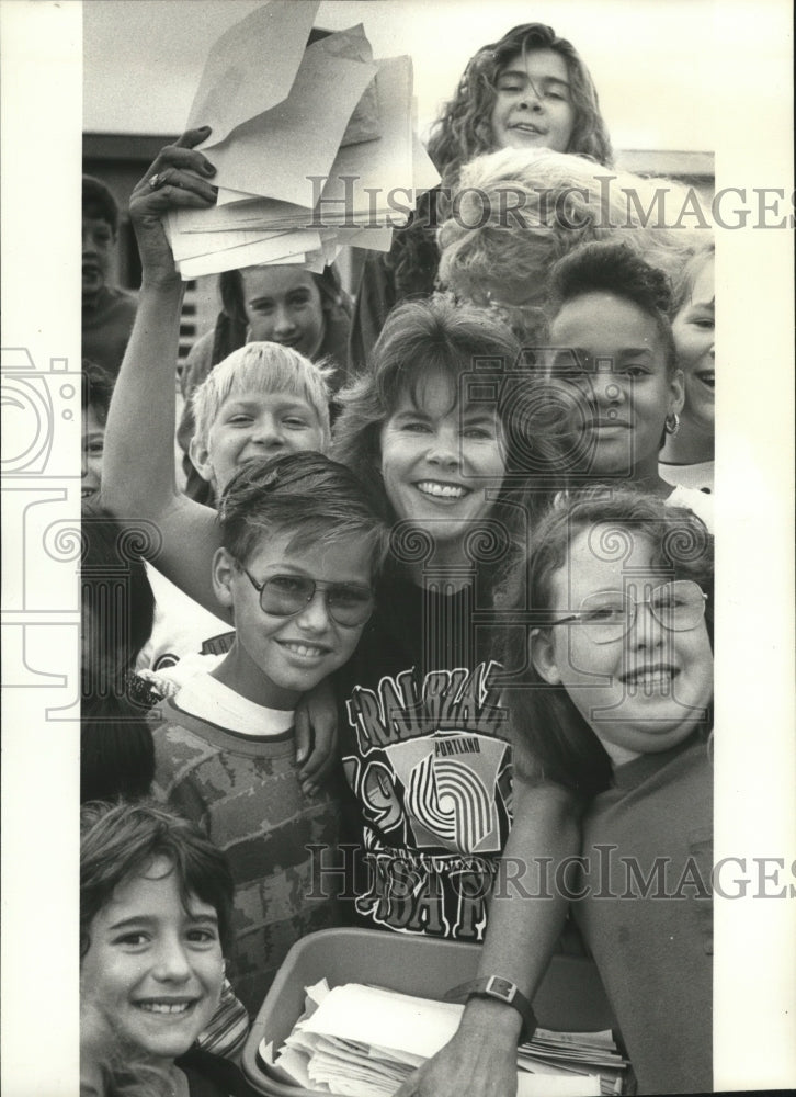 1991 Press Photo Linda Pendexter with Barnes School students in Beaverton- Historic Images