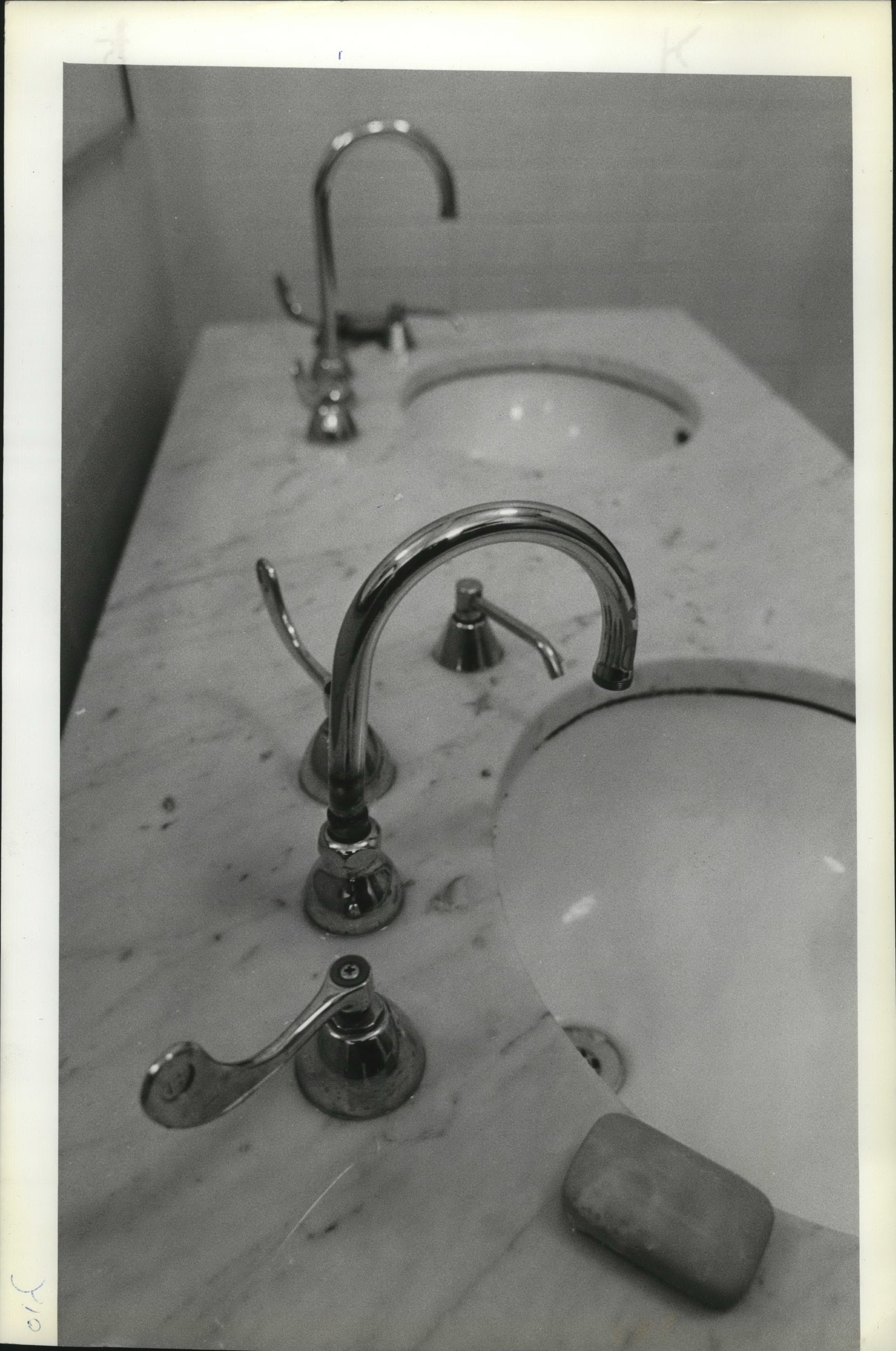 1981 Press Photo Newer style faucets inside the Multnomah County Courthouse- Historic Images