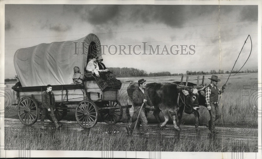 1967 Press Photo Clarence Christiansen as he led ox team and covered wagon.- Historic Images