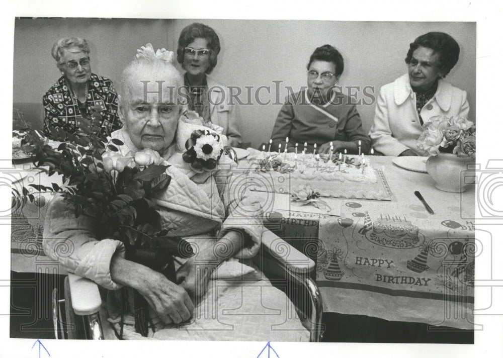 1975 Press Photo Myrtle Brown Johnson celebrates 106th birthday in Portland- Historic Images