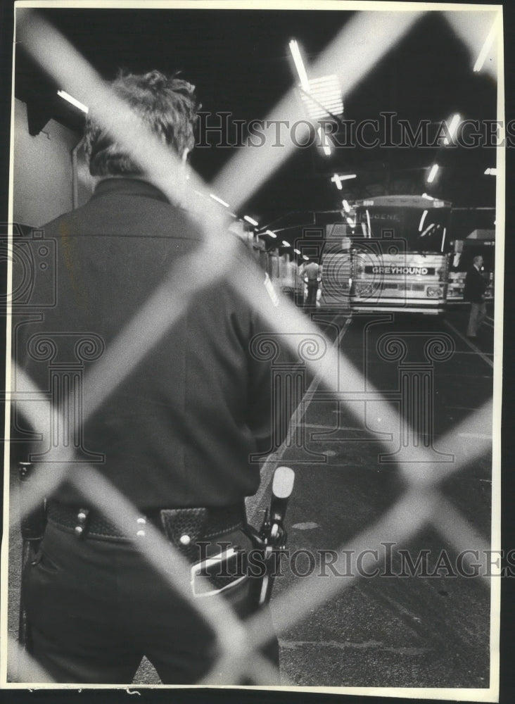 1983 Press Photo Guards at Portland Greyhound bus terminal during strike- Historic Images