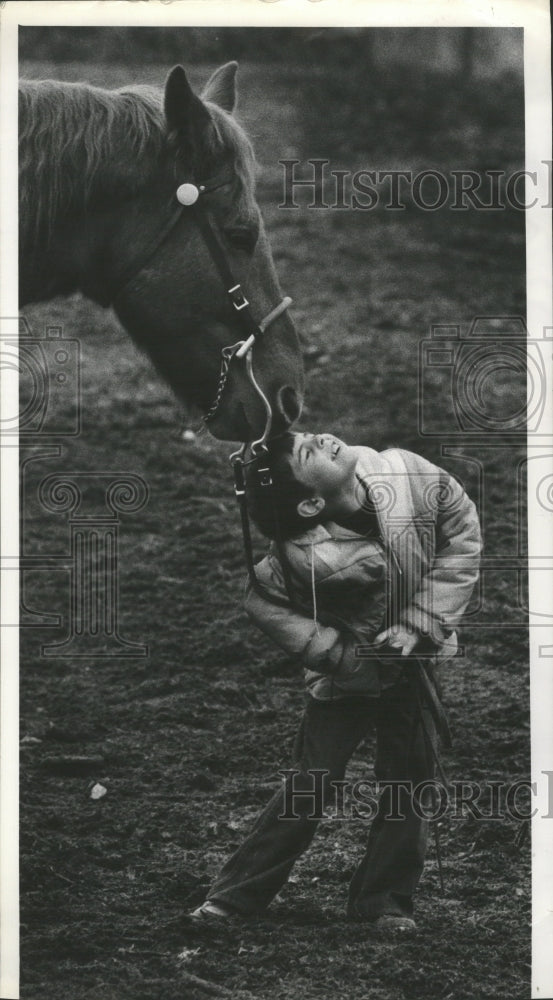 1978 Press Photo Andy Johnson plays with a once wild horse they adopted- Historic Images