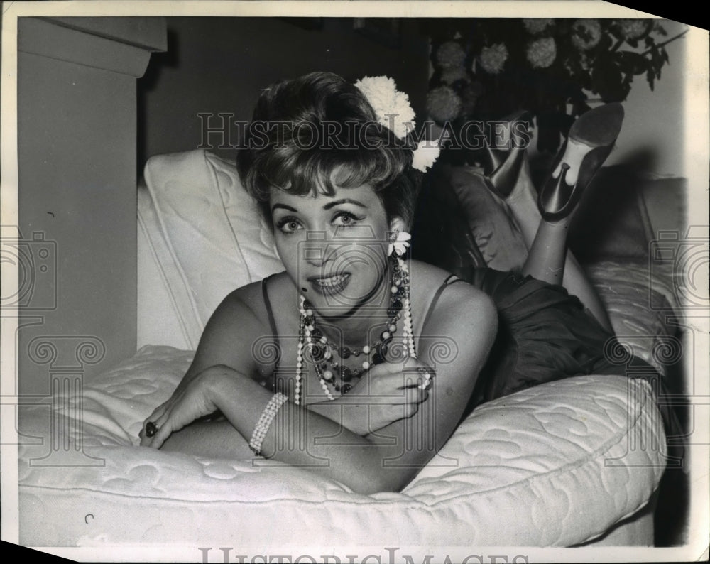 1960 Press Photo Jane Powell om Tired of Playing - orp23972- Historic Images