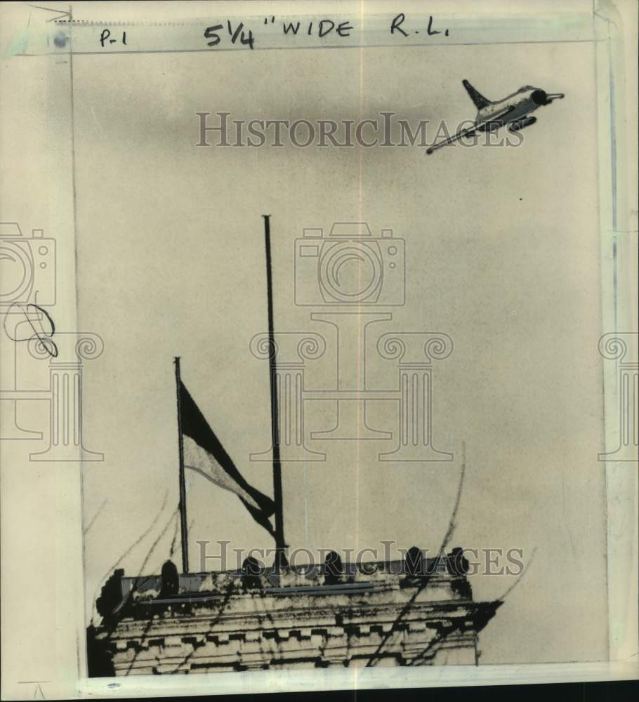 1965 Press Photo Soviet Mig 19 jet &amp; Reichstag building, Berlin, Germany- Historic Images