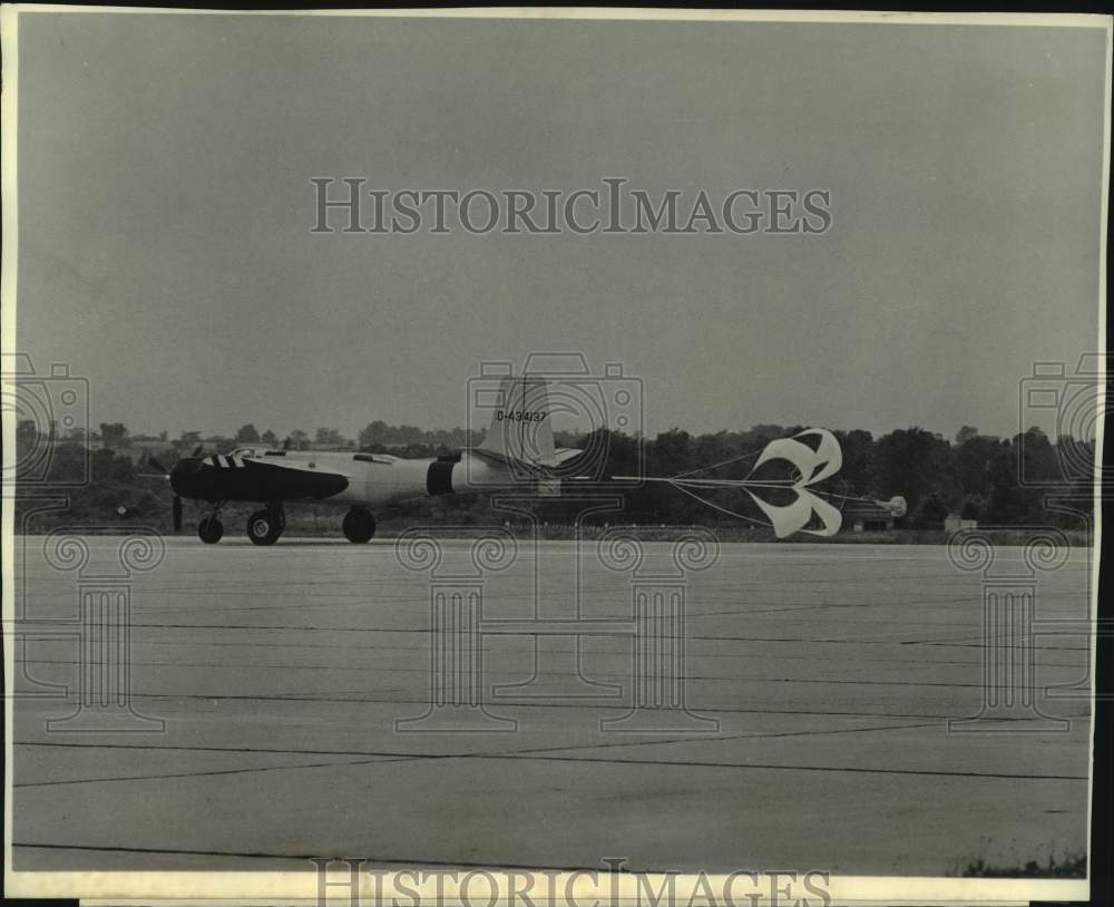 1958 Press Photo Aircraft parachute break testing by Pioneer Parachute Co., Inc.
