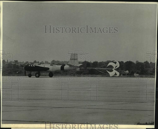 1958 Press Photo Aircraft parachute break testing by Pioneer Parachute Co., Inc.