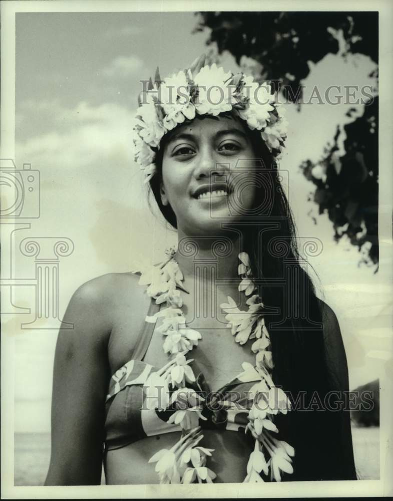 1965 Press Photo Girl by the sea, wearing bikini and flower crown &amp; necklace- Historic Images