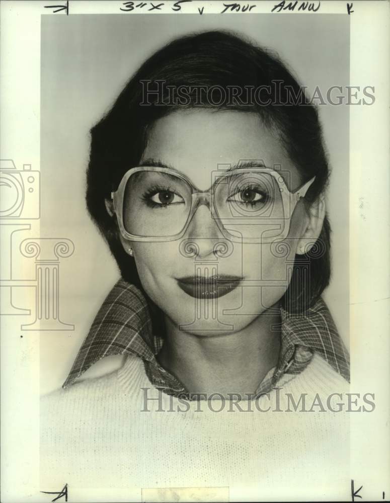 1977 Press Photo Woman wearing butterfly-shaped glasses by Pierre Cardin