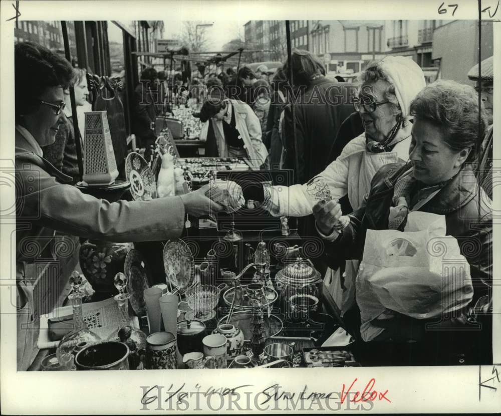 1977 Press Photo Shoppers buys antiques in Portobello Road, London, England
