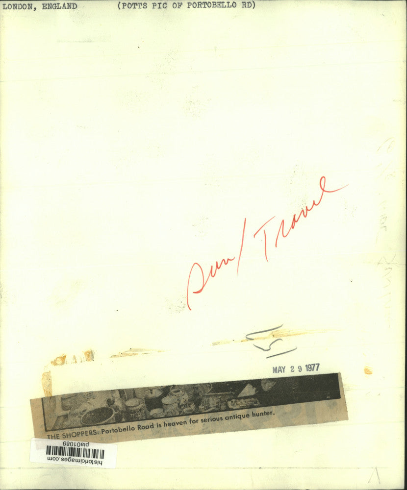 1977 Press Photo Shoppers buys antiques in Portobello Road, London, England