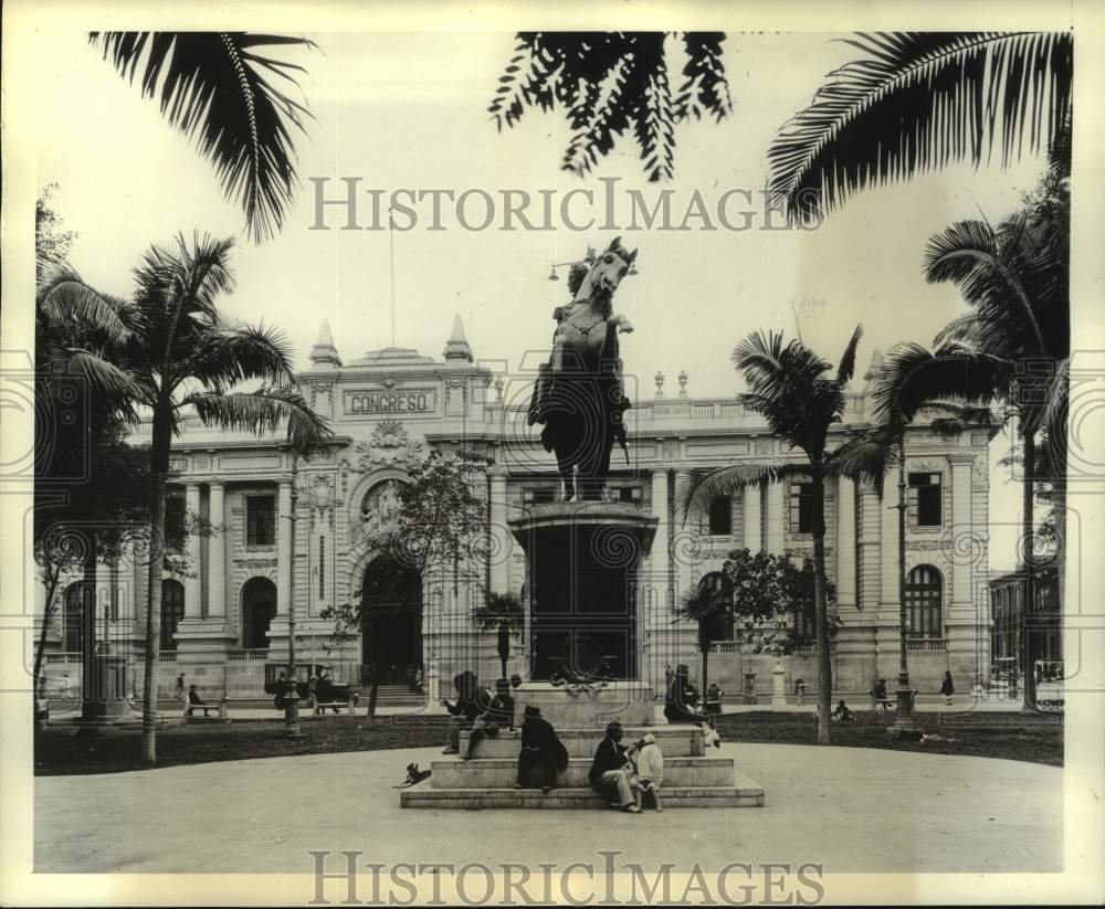 1938 Press Photo People sit under horse statue in Lima, Peru - pia01388