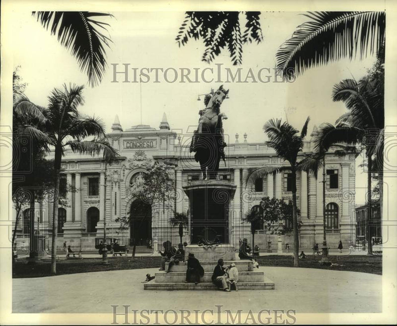 Load image into Gallery viewer, 1938 Press Photo People sit under horse statue in Lima, Peru - pia01388
