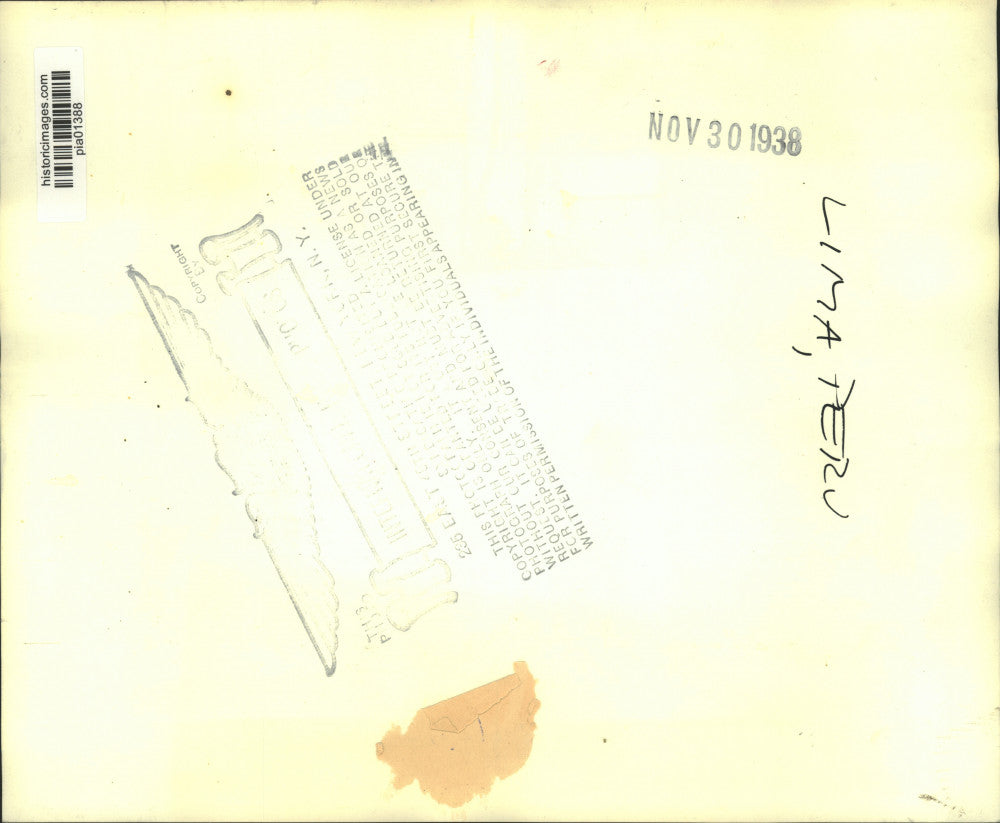 1938 Press Photo People sit under horse statue in Lima, Peru - pia01388