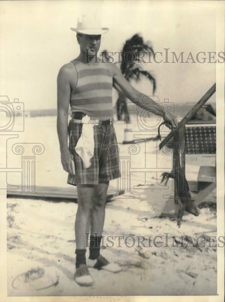 1926 Press Photo William Vanderbilt shows a black iguana from the West Indies