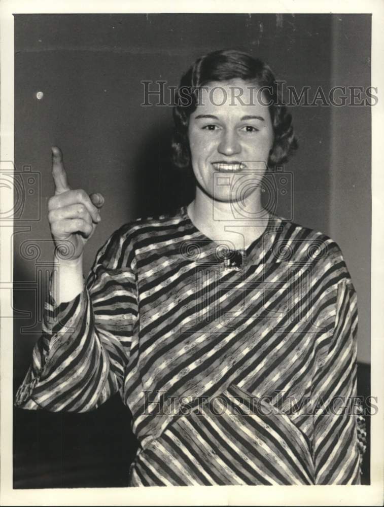 1934 Press Photo Golfer Maureen Orcutt goes for politics in Bergen County, NJ