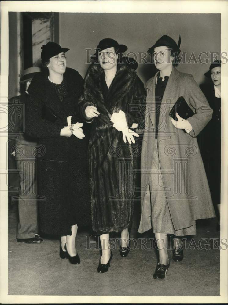 1934 Press Photo Mrs. Reginald C. Vanderbilt &amp; others leave court in New York- Historic Images