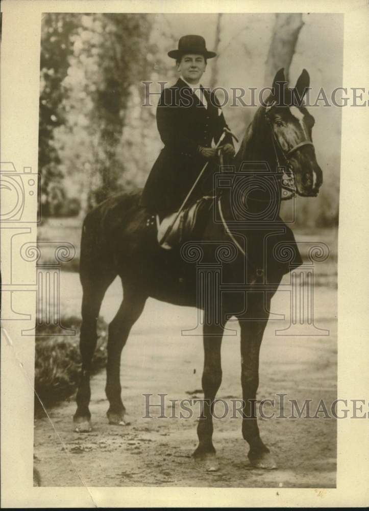 1917 Press Photo Queen Wilhelmina rides horse in the Netherlands - pia01717