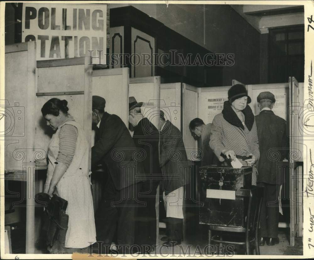 1931 Press Photo People voting at polling stations segregated by partitions- Historic Images