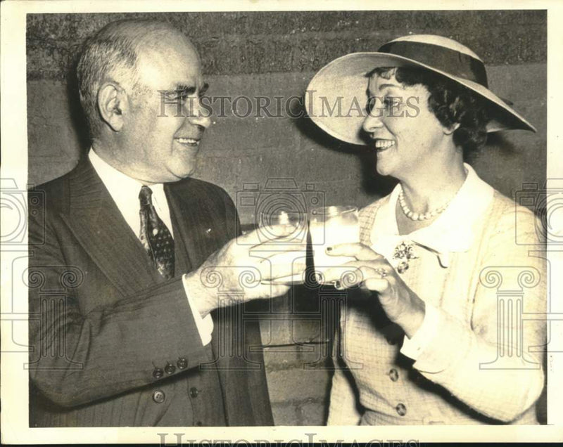 Load image into Gallery viewer, 1934 Press Photo Mrs. William Hearst &amp; Herbert Lehman at a milk fundraiser in NY
