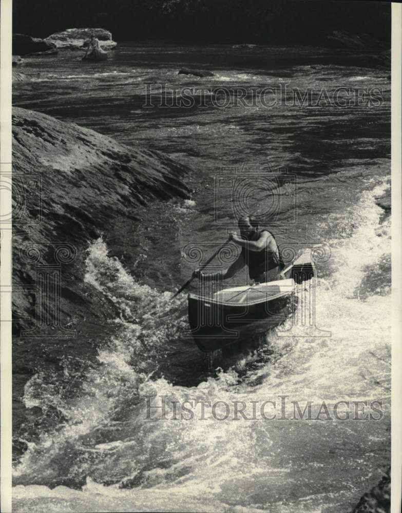 1977 Press Photo Canoeist runs Rapids on the Chattooga River - pia03074- Historic Images