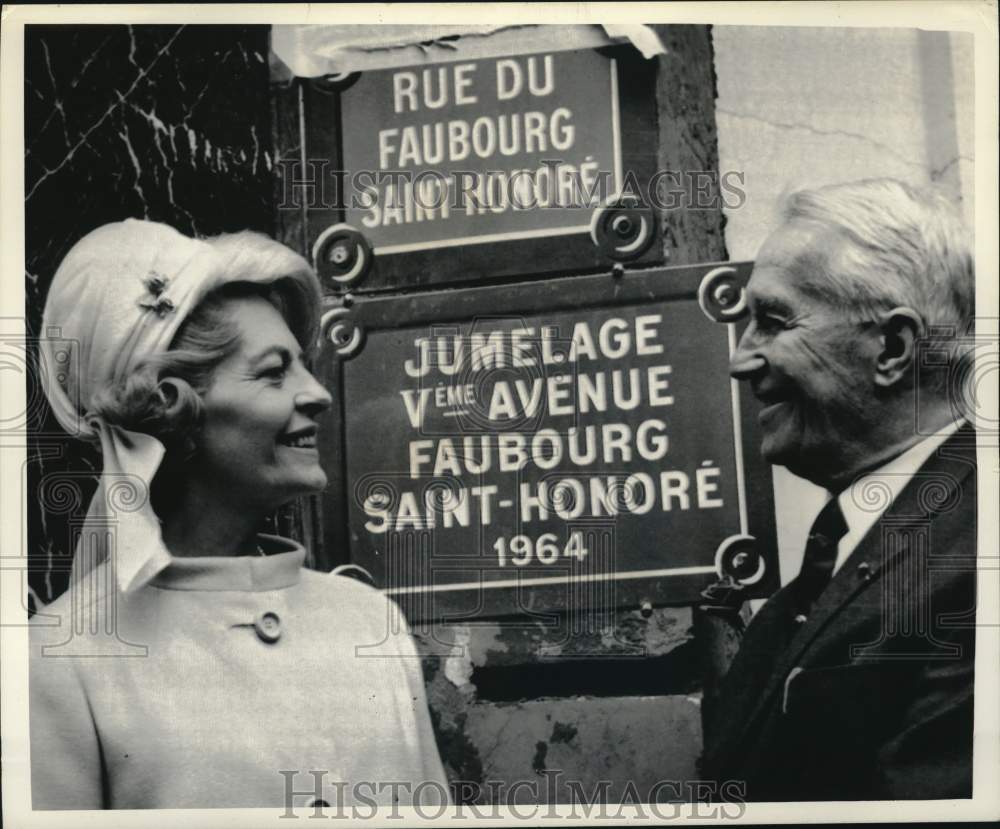 1965 Press Photo Mrs. Herve Alphand with Maurice Chevalier in Twinning Event