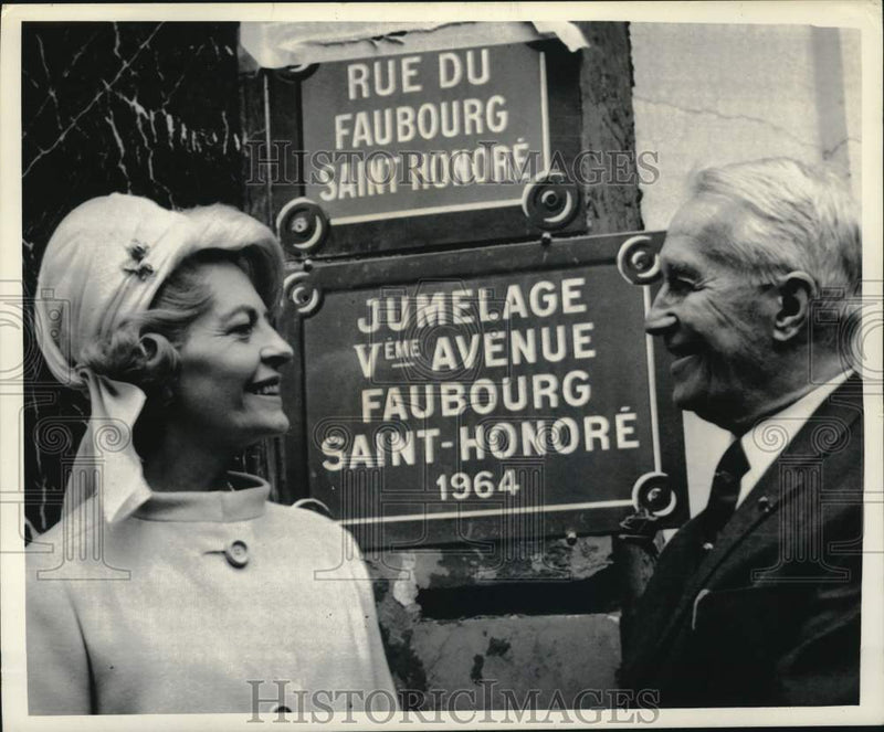 Load image into Gallery viewer, 1965 Press Photo Mrs. Herve Alphand with Maurice Chevalier in Twinning Event
