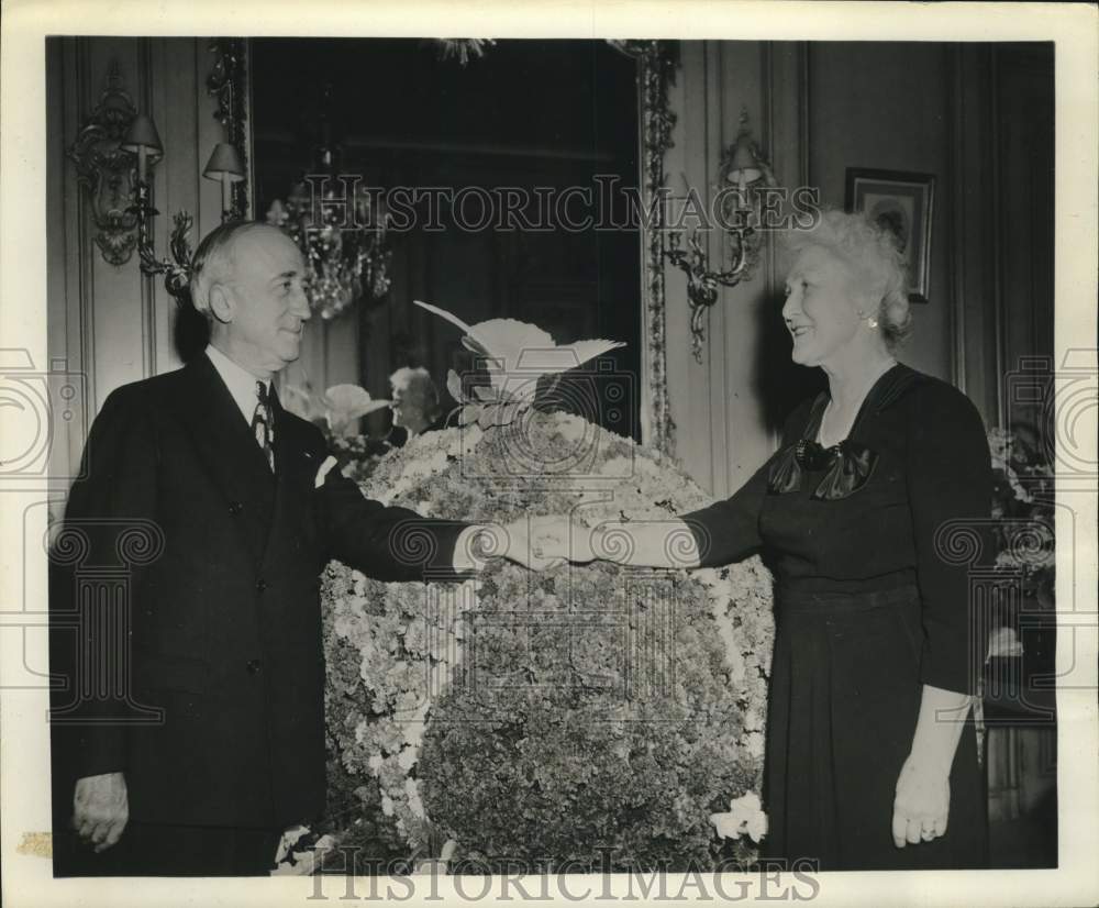 1946 Press Photo James F. Byrnes and Wife with Floral Arrangement in Paris- Historic Images