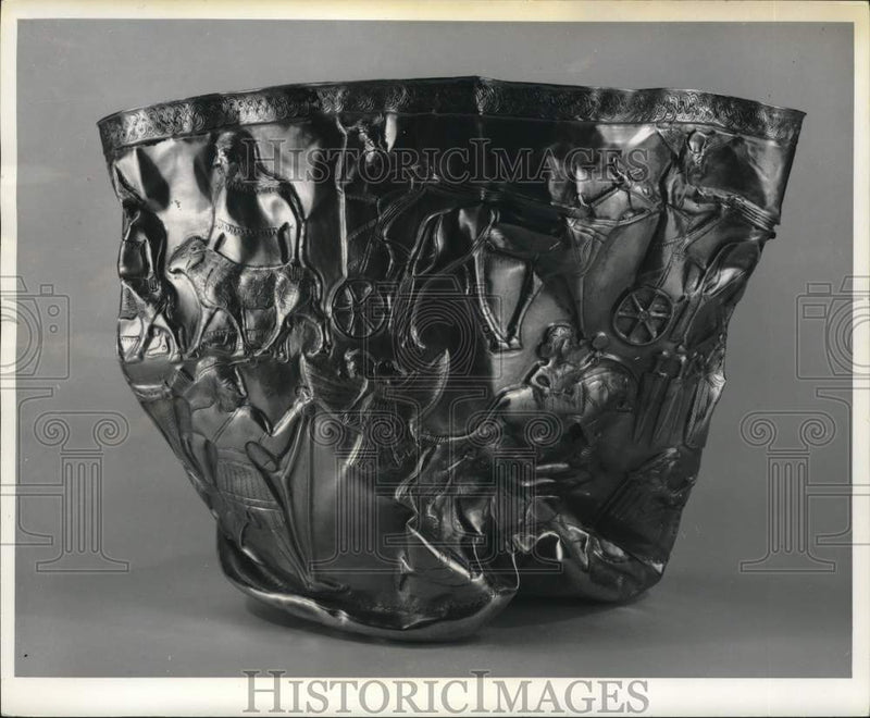 Load image into Gallery viewer, 1954 Press Photo The Golden Bowl of Hasanlu Prehistoric Mannaean Art at Exhibit
