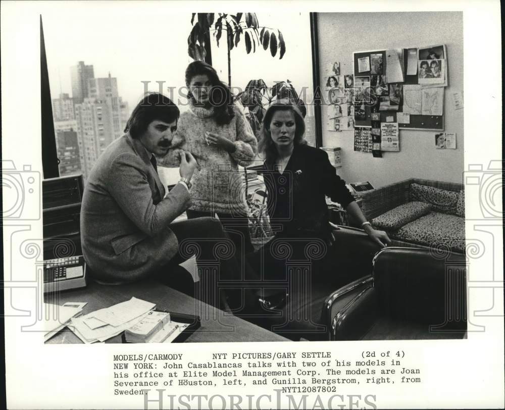 1978 Press Photo John Casablancas with Models in Elite Model Management Office