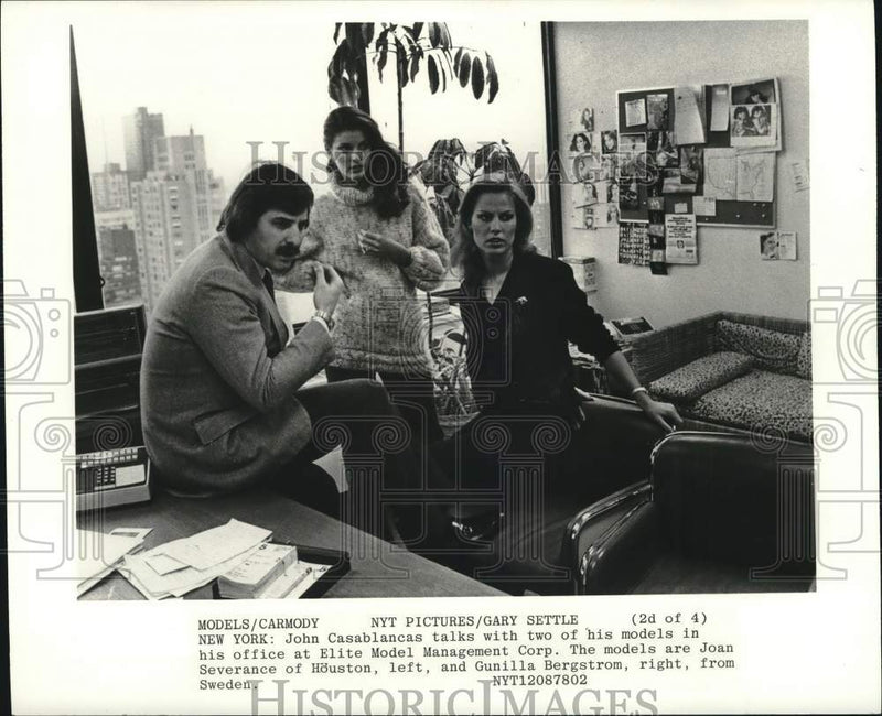Load image into Gallery viewer, 1978 Press Photo John Casablancas with Models in Elite Model Management Office
