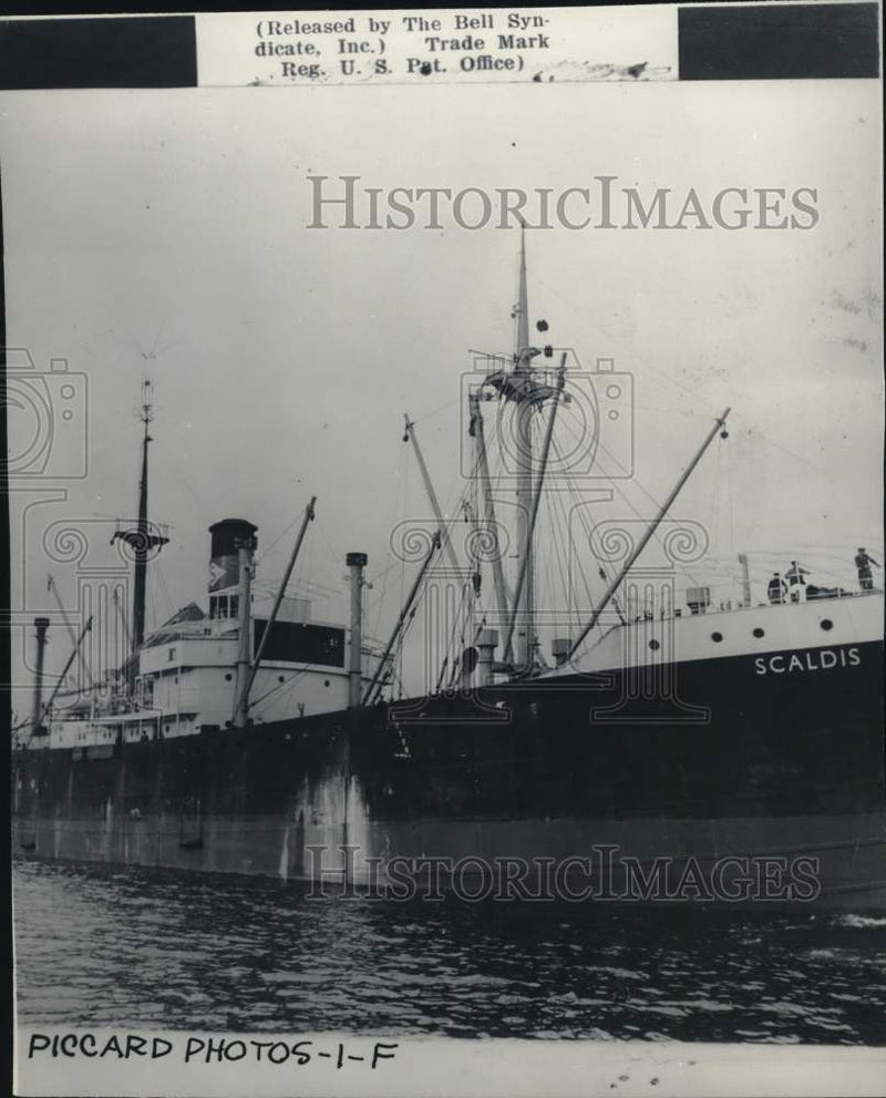 Load image into Gallery viewer, 1948 Press Photo Men aboard ship "Scaldis" - pia04390
