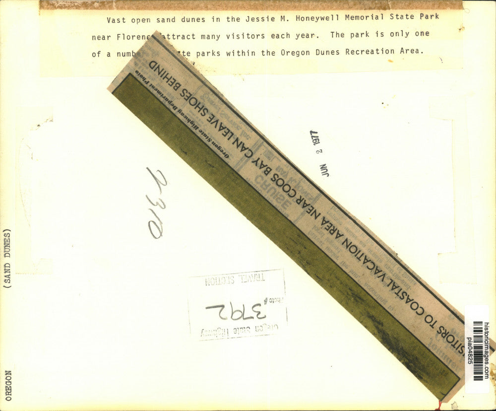 1977 Press Photo Man on sand dunes at Jessie M. Honeywell Memorial Park in OR