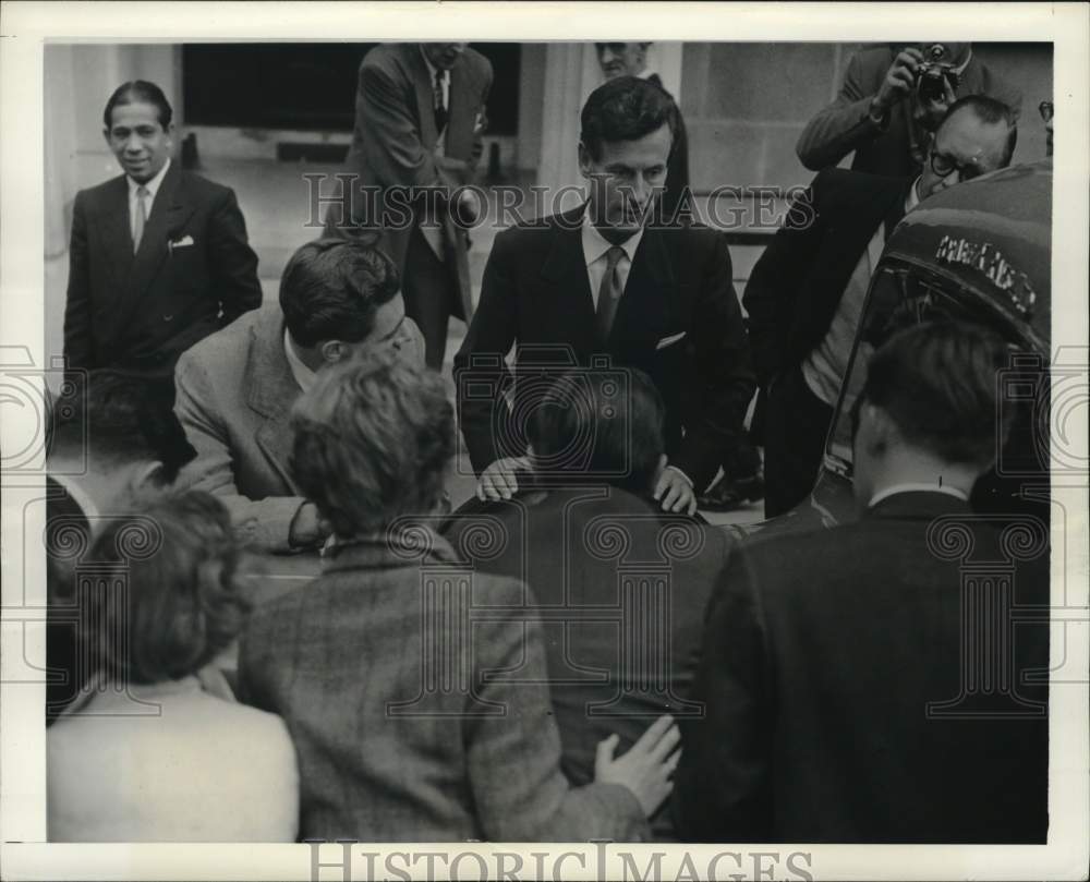 1955 Press Photo Captain Peter Townsend interviewed by press in London, England- Historic Images