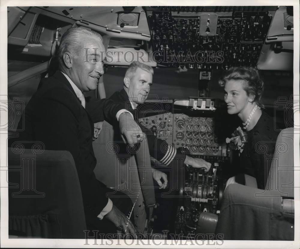 1962 Press Photo Columnist Jim Bishop, Wife Learn about Jet from Captain Grant