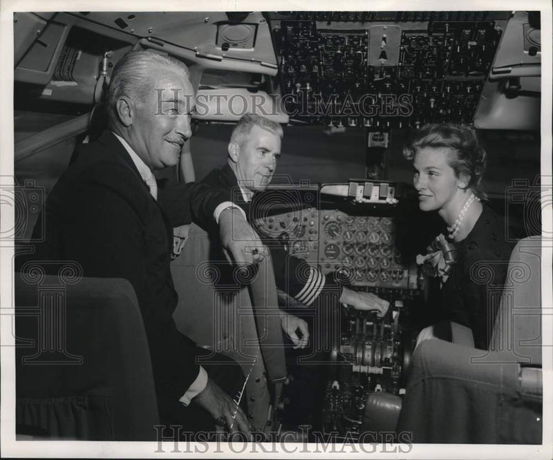 Load image into Gallery viewer, 1962 Press Photo Columnist Jim Bishop, Wife Learn about Jet from Captain Grant
