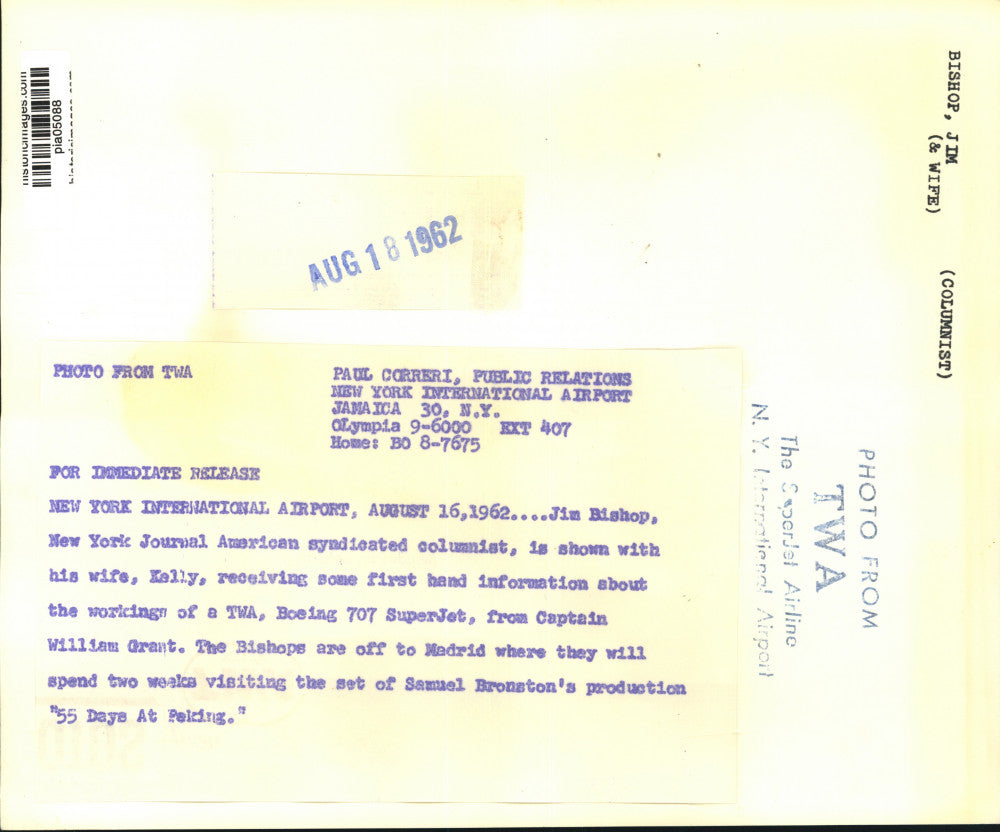 1962 Press Photo Columnist Jim Bishop, Wife Learn about Jet from Captain Grant