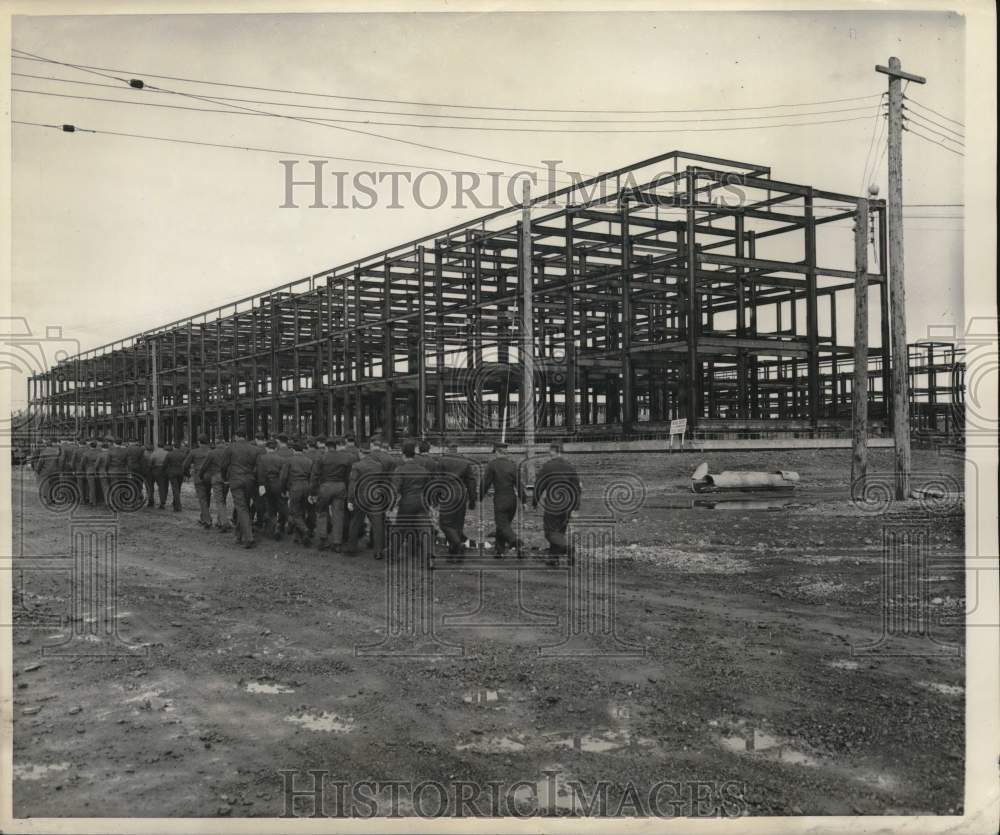 1949 Press Photo Men pass by unfinished barrack at Fort Richardson in California- Historic Images