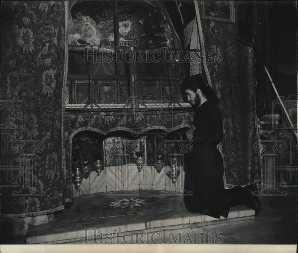 1947 Press Photo Monk praying at grotto in Church of the Nativity in Bethlehem- Historic Images