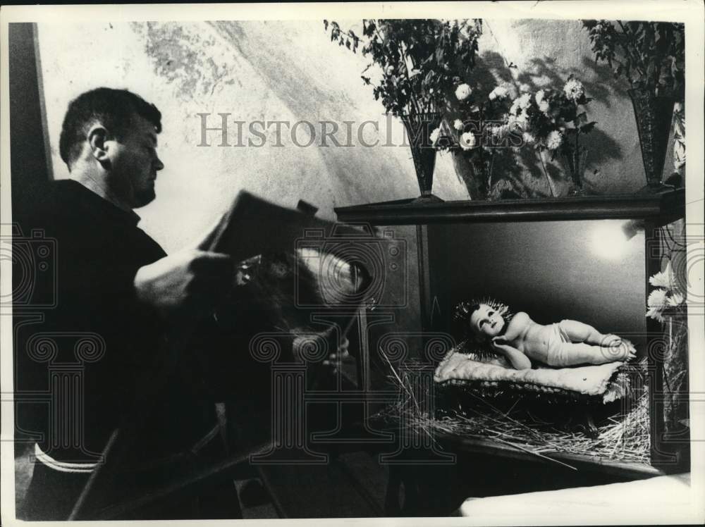 1973 Press Photo Priest Vitale Gavin after cleaning statue of Jesus in Bethlehem
