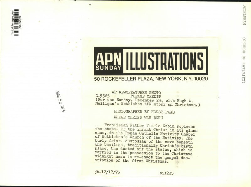 Load image into Gallery viewer, 1973 Press Photo Priest Vitale Gavin after cleaning statue of Jesus in Bethlehem
