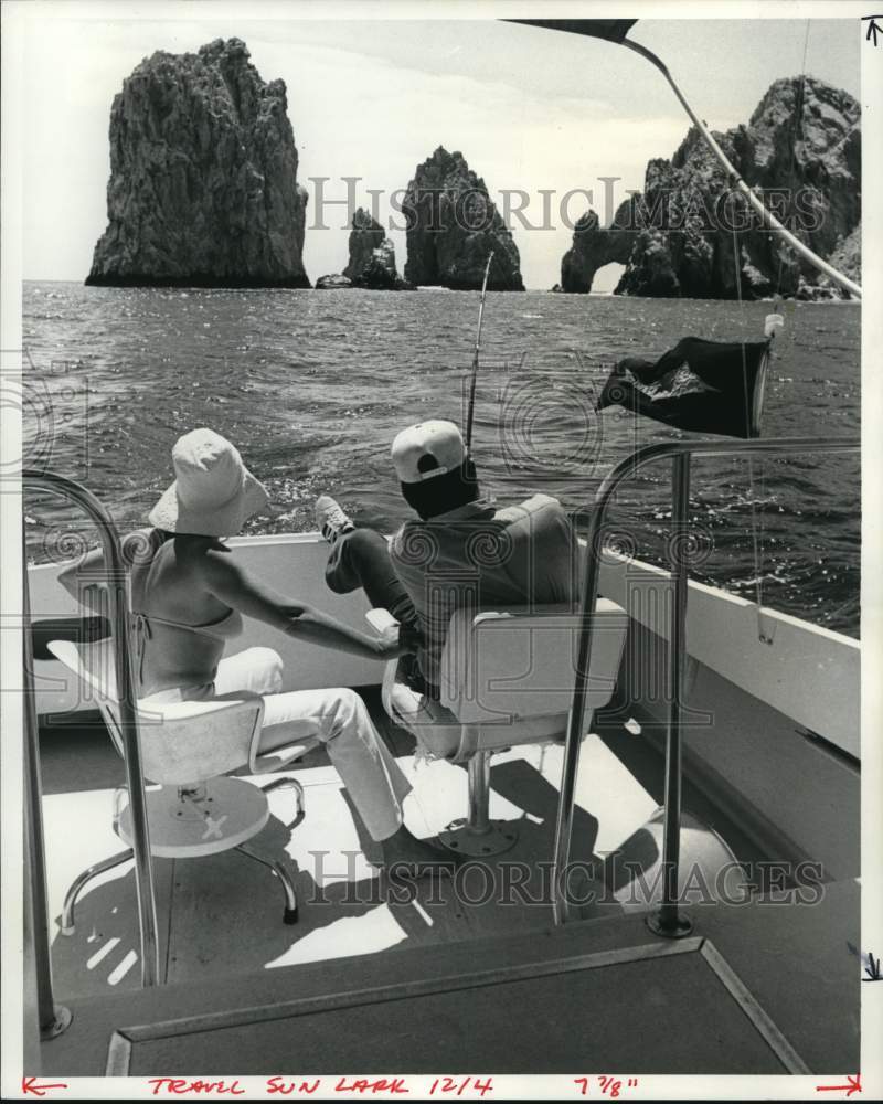 1977 Press Photo Couple fishing from boat on Sea of Cortez by Cabo San Lucas- Historic Images