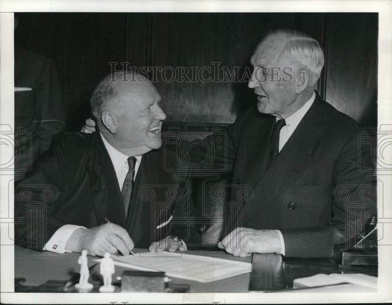 Load image into Gallery viewer, 1955 Press Photo Teamsters Head Dave Beck chats with colleague - pia06345

